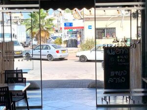 הירושלמי-מבט מהמסעדה אל הרחוב במיקום מרכזי רחוב המוסכים-העמל אשדוד